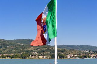 Flagge vor See