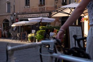 Geheimtipp Camping Italien: Ein Fahrrad vor Geschäften und Restaurants in der Altstadt von Iseo beim Camping am Iseosee.