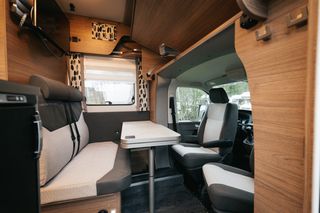 Dining area in the Knaus Tourer van: Table and rotating driver's seats