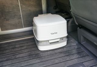 Porta Potti Campingtoilette steht in VW T6.1 Beach Ocean