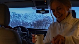 Junge Frau beim Abendessen im Camper auf dem Wellness Campingplatz