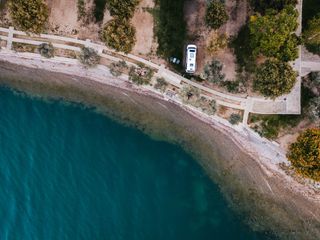 Drohnenshot von Camper neben See