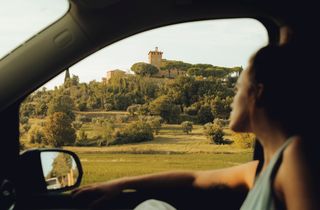 Blick aus dem Camper auf eine Stadt in Italien