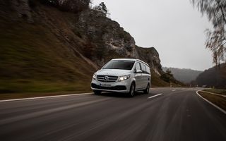 Mercedes Marco Polo auf einer Straße.