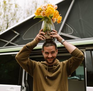 Mann mit gelben Blumenstrauß