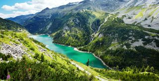 Milstätter See: Der Bergsee liegt in einer Talsenke zischen zwei Bergen. 