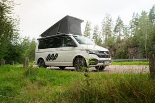 Off Camper mit ausgefahrenem Aufstelldach am Straßenrand