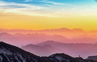 Berglandschaft mit bunten Farben überlegt