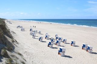 Blick auf das Meer mit Strandkörben am Strand