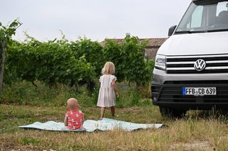 Kleinkinder spielen vor Campervan