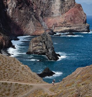 Fels im Meer im Parque Natural das Serras in Portugal