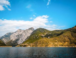 Der Koman Stausee in Albanien. Alles zur Rundreise Albanien liest du hier.