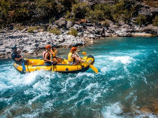 Rafting auf dem Fluss Vjosa bei einer Albanien Rundreise.