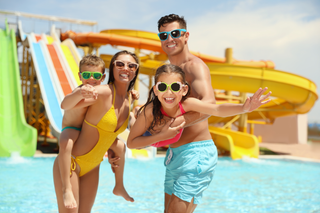 Glückliche Familie im Wasserpark