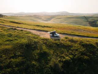 Camper auf einem Weg zwischen Feldern