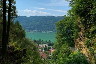 Aussicht von oben auf den Ossiacher See in Österreich.