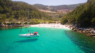 Thasos - Strand, Meer und Segelboot