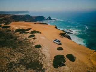 Wintering in Portugal with motorhome: Bird's eye view of campers on the coast