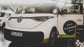 Der Elektro Camper VW ID.Buzz mit offener Fahrertüre.