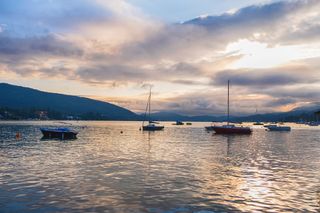 Der Wörthersee im Dämmerlicht mit Segelbooten 