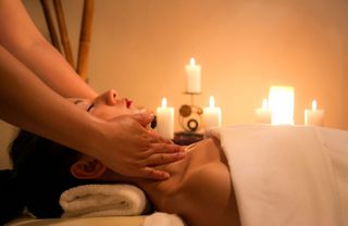 Frau bei einer Massage