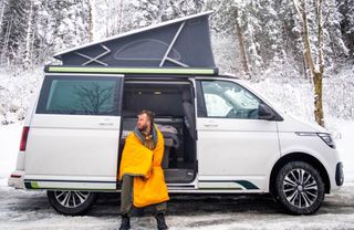 VW T6.1 California Beach Ocean steht auf verschneiter Straße