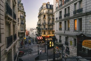 Ein belebtes Stadtviertel in Paris, Frankreich. Eine Route für deine Wohnmobil Rundreise Frankreich findest du in diesem Artikel.