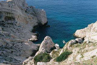 Zwei Boote im Meer an der Französischen Riviera bzw. Côte d'Azur. Die Côte d'Azur ist fast der letzte Stop auf unserer Wohnmobil Rundreise Frankreich.