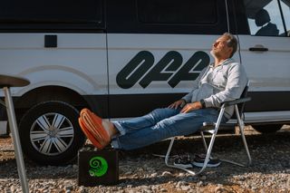 Mann beim Camping vor VW Grand California an Küste