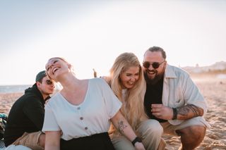 Kollegen lachen am Strand