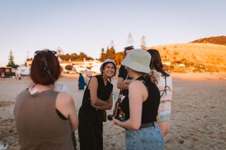 Eine Gruppe von Menschen steht am Strand