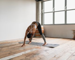 Frau macht Yoga 